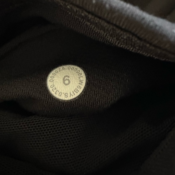 Lululemon Geometric Leggings, size 6 - Picture 7 of 10